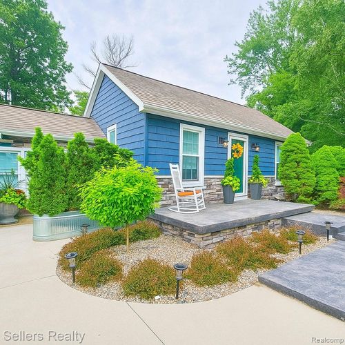 7181 Bristol Rd, Swartz Creek, MI, 48473-7914 | Card Image