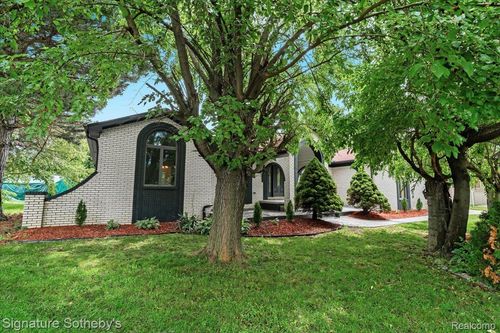 40526 Woodside Dr, Clinton Township, MI, 48038-4183 | Card Image
