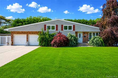 73 Danbury St, Bay Shore, NY, 11706-5819 | Card Image