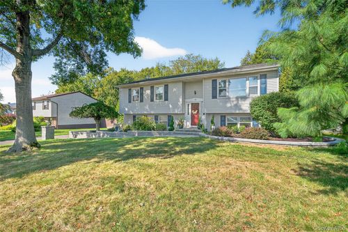 18 Carlisle Way, Washingtonville, NY, 10992-2101 | Card Image