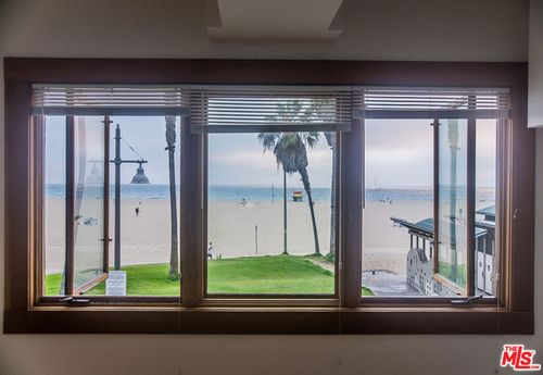 8 Brooks Ave, Venice, CA, 90291-3295 | Card Image