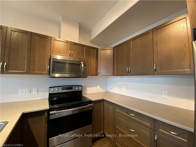 201 Pratt Dr, House attached with 3 bedrooms, 2 bathrooms and 3 parking in Amherstview ON | Image 15