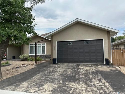 604 Centre St, Assiniboia, SK, S0H | Card Image