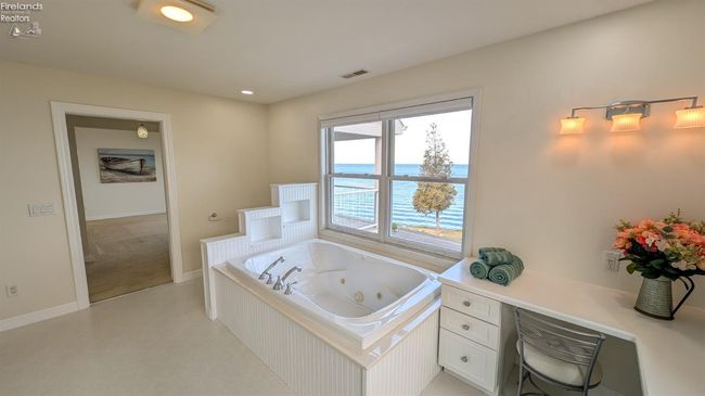 4376 E Cliff Rd, House other with 3 bedrooms, 3 bathrooms and 3 parking in Port Clinton OH | Image 22