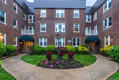 c11-185 Atlantic Ave, Hempstead, NY, 11550-1137 | Card Image