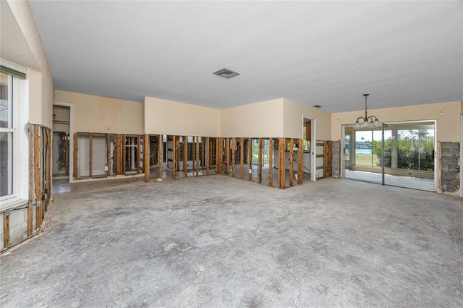 11465 7 Th St E, House other with 2 bedrooms, 2 bathrooms and null parking in Treasure Island FL | Image 13