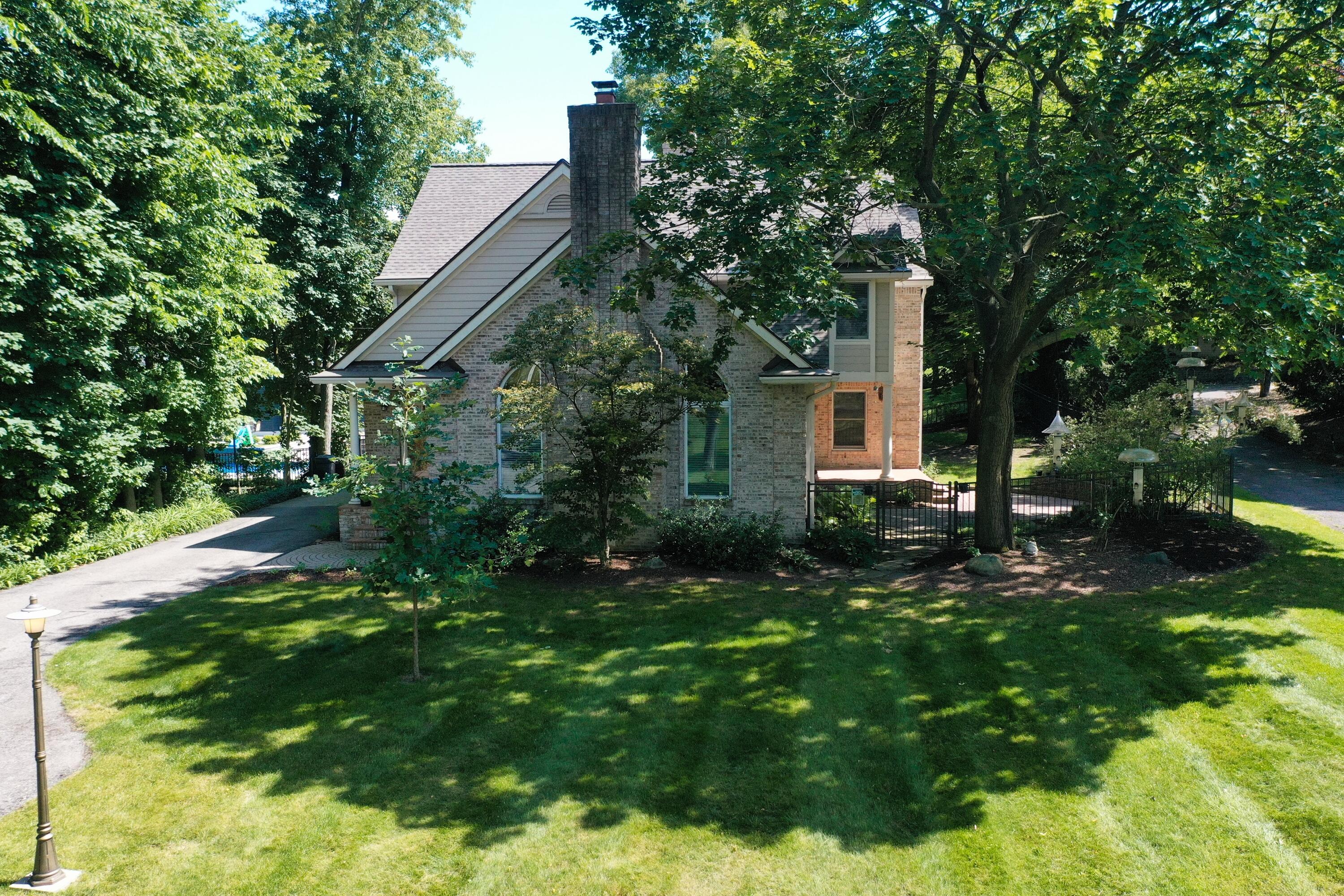 Spring Dr, Northville, MI 48167