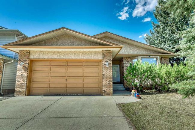 41 Sunhaven Close Se, Home with 4 bedrooms, 3 bathrooms and 4 parking in Calgary AB | Image 2