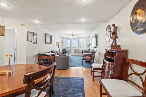 apt-19g-118 Union Tpke, Kew Gardens, NY, 11415-1043 | Card Image