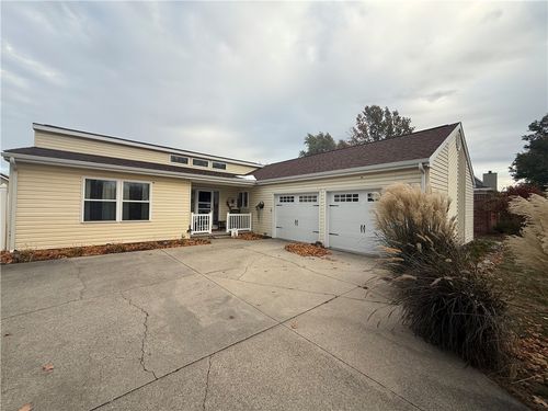 105 Surrey Ln, Arthur, IL, 61911-1661 | Card Image