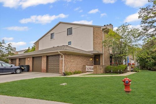 6716 Maple Lakes Dr, West Bloomfield, MI, 48322-3070 | Card Image