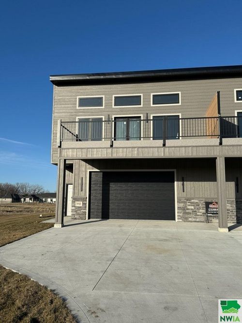 910 S Turtle Cove, No. Sioux City, SD, 57049 | Card Image