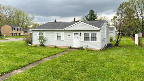 9841 Green Dr, Windham, OH, 44288-1418 | Card Image