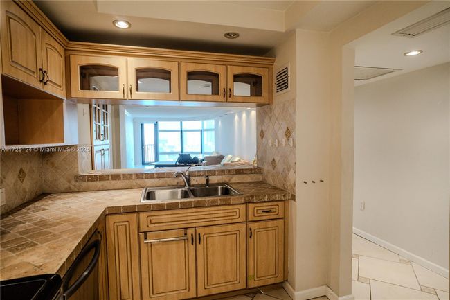 APT-1102 - 3375 N Country Club Dr, Condo with 2 bedrooms, 2 bathrooms and null parking in Aventura FL | Image 10