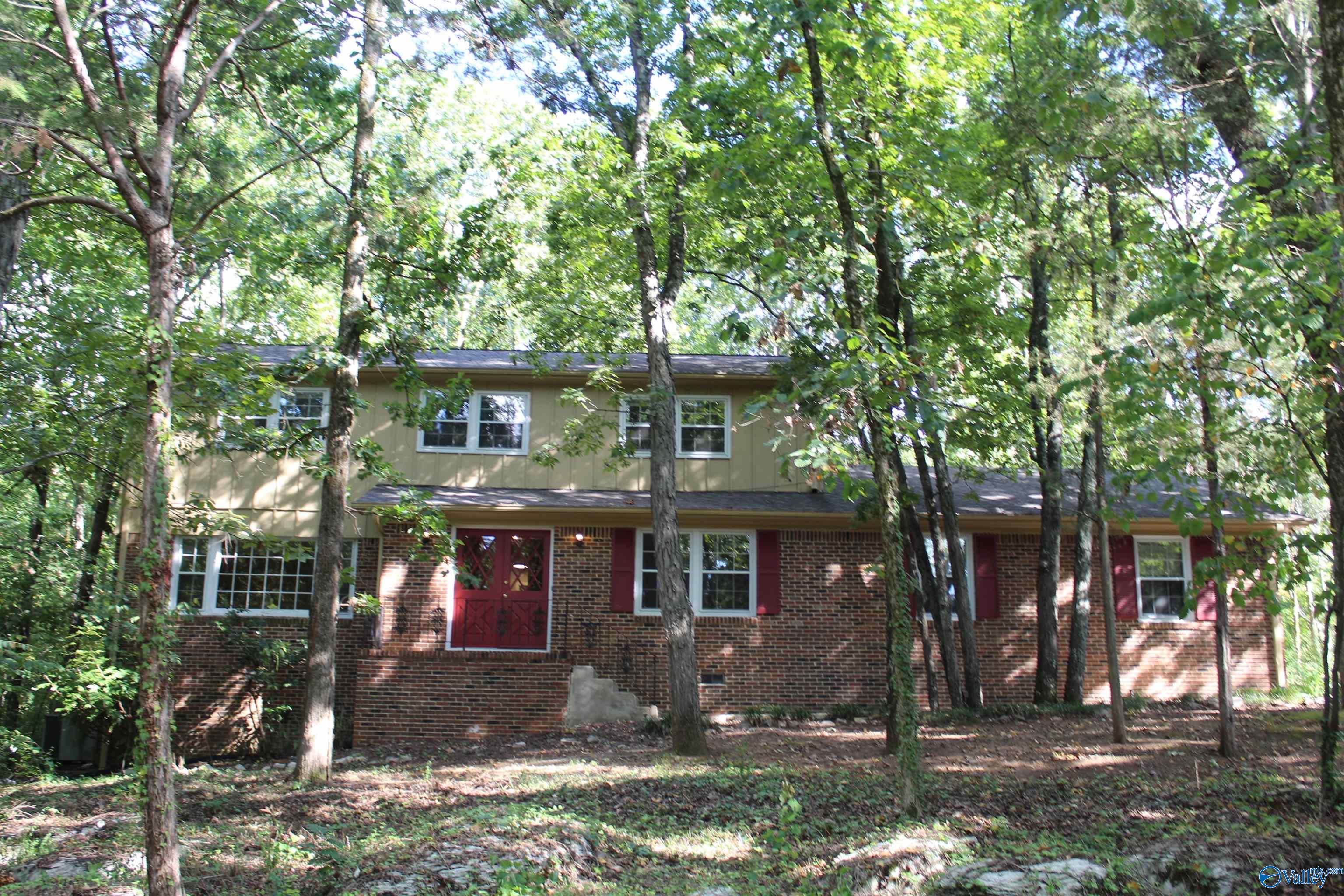 Hemlock Dr, Huntsville, AL 35803