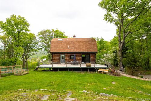 28 Wonderland Dr, East Fishkill, NY, 12533-6836 | Card Image