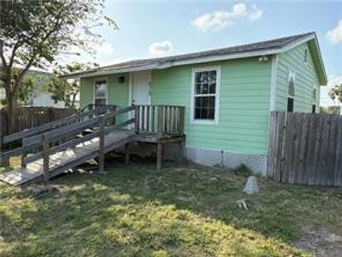818 S Arch St, Aransas Pass, TX, 78336-5329 | Card Image