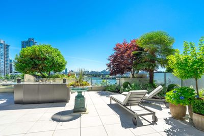 601 - 1228 Marinaside Cres, Condo with 2 bedrooms, 2 bathrooms and 1 parking in Vancouver BC | Image 1