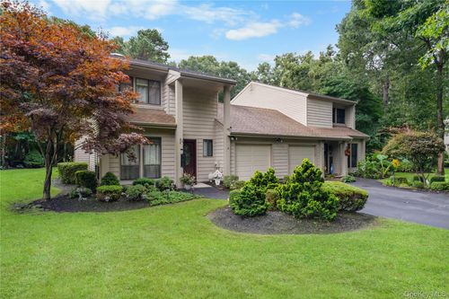 4 Lyndon Ct, Bohemia, NY, 11716-3946 | Card Image