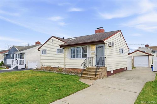 61 Grant St, Freeport, NY, 11520-6247 | Card Image