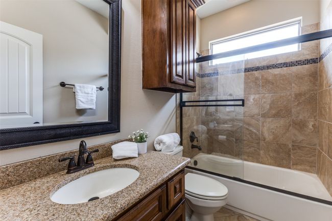 Upstairs ensuite bath. | Image 24