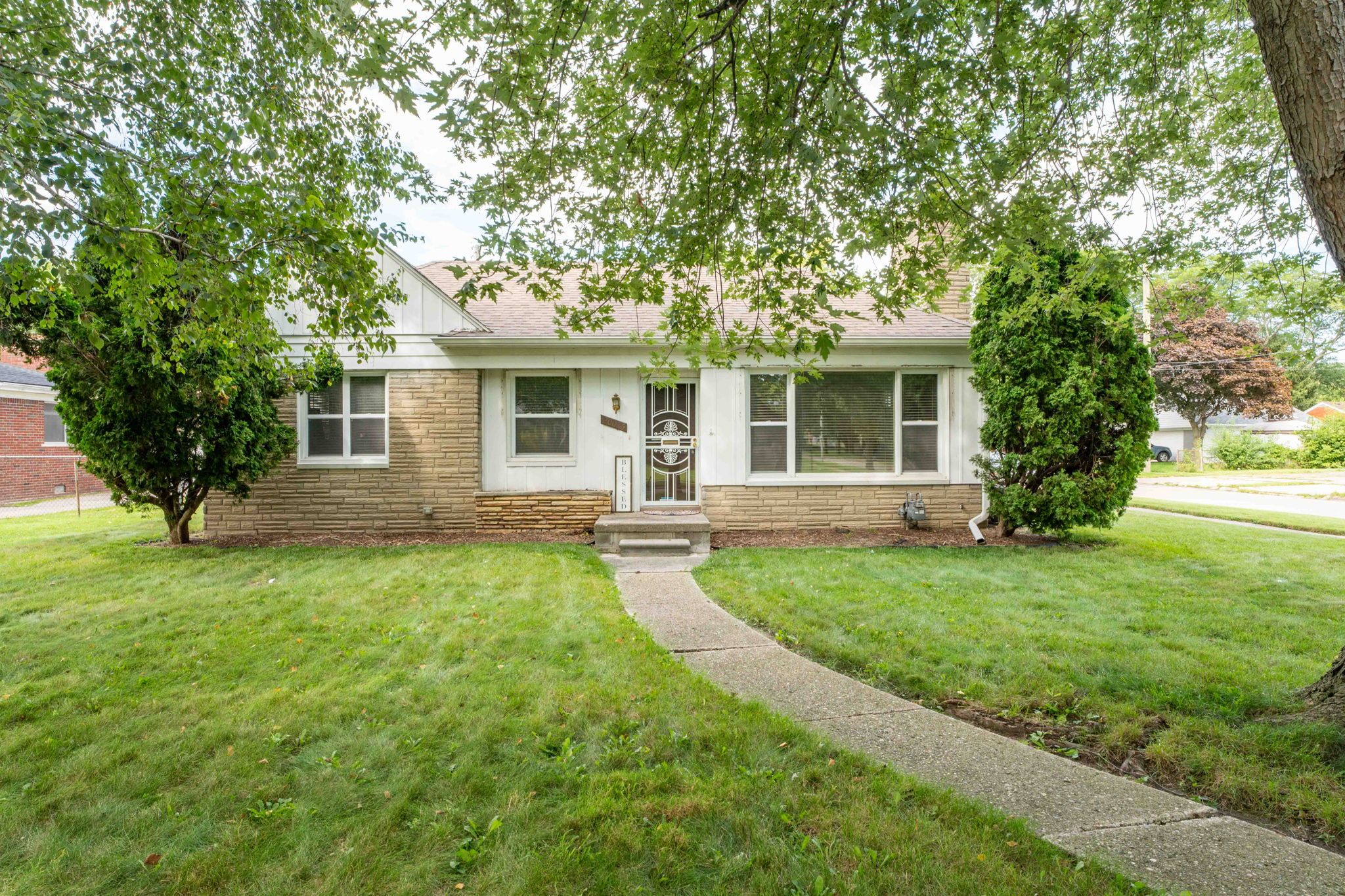 Roscommon St, Harper Woods, MI 48225