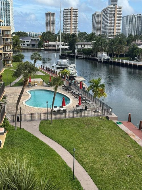 apt-112-301 Golden Isles Dr, Hallandale Beach, FL, 33009-5860 | Card Image
