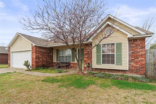 936 Nw 15th St, Moore, OK, 73160-1402 | Card Image