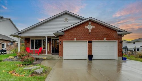 1 Edgewood Crt, Wellesley, ON, N0B2T0 | Card Image