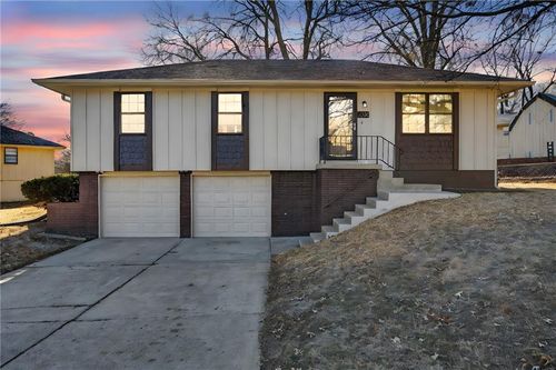 2006 N Plymouth Rd, Independence, MO, 64058-1323 | Card Image