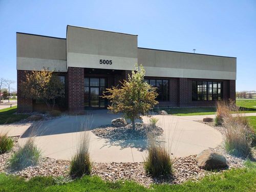 5005 Bowling St Sw, Cedar Rapids, IA, 52404-5070 | Card Image