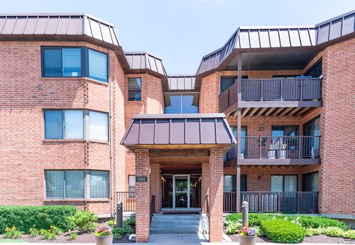 apt-302-6401 Clarendon Hills Rd, Willowbrook, IL, 60527-2119 | Card Image