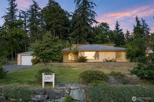 1207 32nd St, Bellingham, WA, 98225-6917 | Card Image