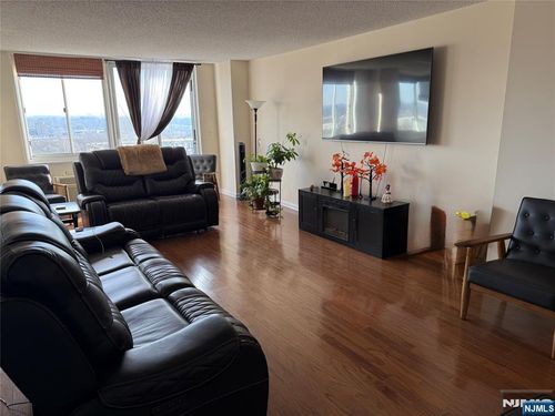 160 Overlook Ave, Hackensack, NJ, 07601-2207 | Card Image