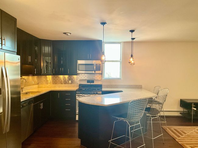 Large Peninsula with casual seating for 4! | Image 6