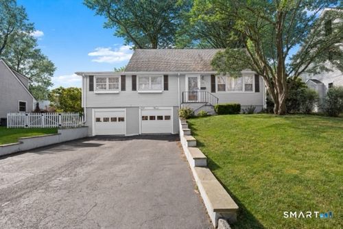 111 Mayweed Rd, Fairfield, CT, 06824-4524 | Card Image