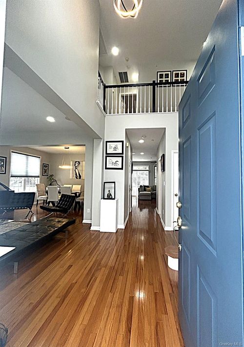 7 Limerick Ct, White Plains, NY, 10603-1550 | Card Image