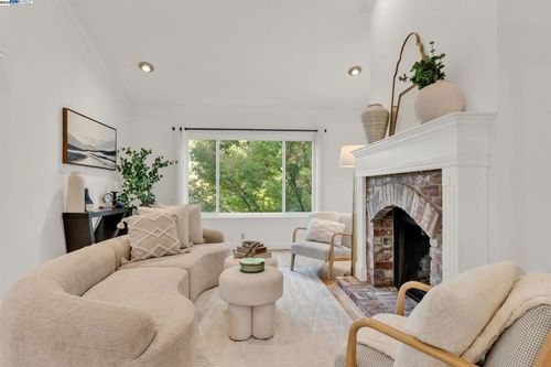 394 Camelback Rd, Pleasant Hill, CA, 94523-1357 | Card Image