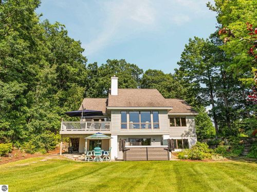 422 Timber Crest Dr, Traverse City, MI, 49686-6114 | Card Image