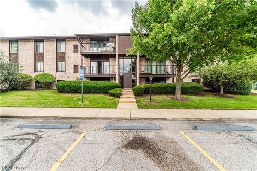 16340 Heather Ln, Middleburg Heights, OH, 44130-2585 | Card Image