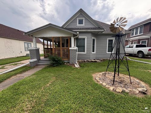915 W Walnut St, Herington, KS, 67449-2353 | Card Image