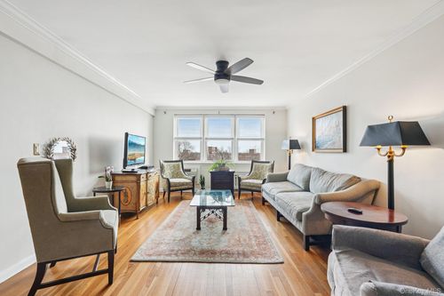 4f-4 Putnam Hl, Greenwich, CT, 06830-5715 | Card Image