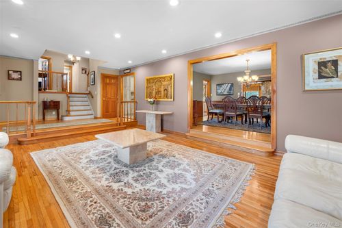 22 Ravine Rd, Great Neck, NY, 11023-1712 | Card Image