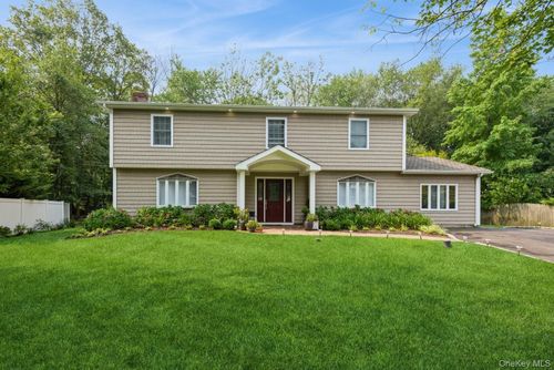 32 Hemlock Ln, Smithtown, NY, 11787-3741 | Card Image