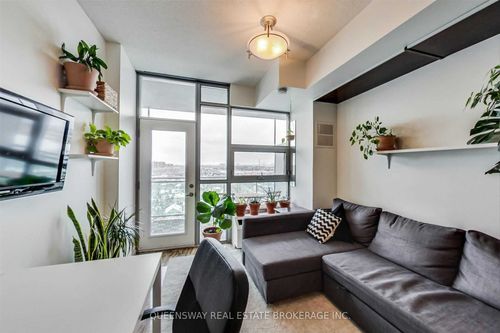 915-2464 Weston Rd, York, ON, M9N0A2 | Card Image