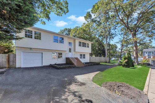 2 Pearl Pl, Greenlawn, NY, 11740-3142 | Card Image