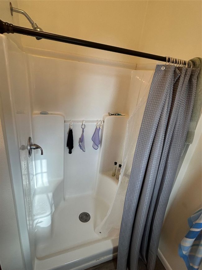 Full bath featuring a shower with curtain | Image 12