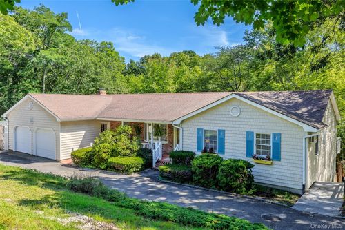 18 Beaver Ln W, Westhampton, NY, 11977-1201 | Card Image