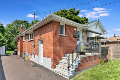 584 E 27 Th St, House other with 3 bedrooms, 2 bathrooms and 3 parking in Hamilton ON | Image 2