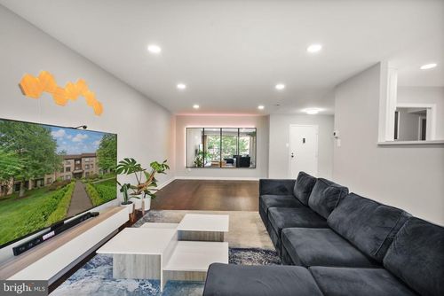 apt-205-3031 Borge St, OAKTON, VA, 22124-2804 | Card Image
